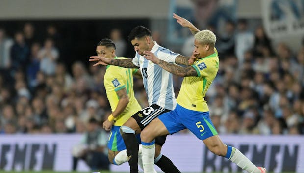 BUENOS AIRES, ARGENTINA - MARCH 25: Cristian Romero of Argentina is challenged by João Gomes of Brazil during the South of American FIFA World Cup 2026 Qualifier between Argentina and Brazil at Estadio Más Monumental Antonio Vespucio Liberti on March 25, 2025 in Buenos Aires, Argentina. (Photo by Marcelo Endelli/Getty Images)