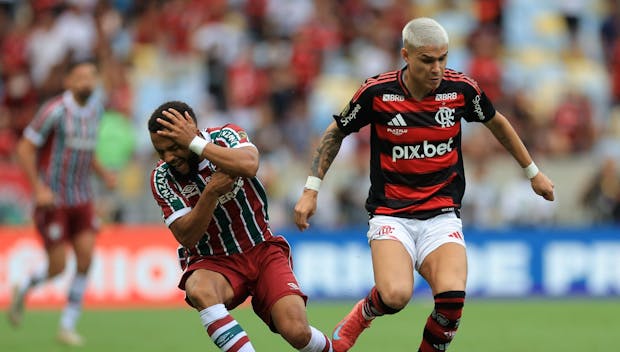 RIO DE JANEIRO, BRAZIL - MARCH 16: Luiz Araujo of Flamengo fights for the ball with Samuel Xavier of Fluminense during a Campeonato Carioca 2025 final match between Flamengo and Fluminense at Maracana Stadium on March 16, 2025 in Rio de Janeiro, Brazil. (Photo by Buda Mendes/Getty Images)