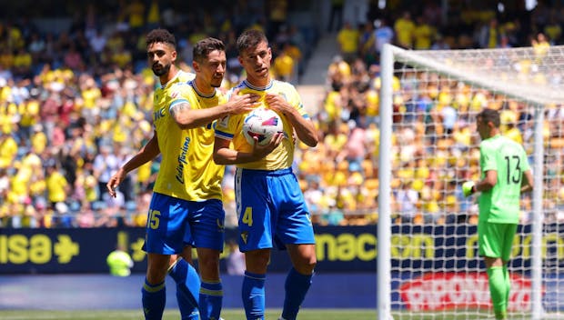 CADIZ, SPAIN - MAY 12: Ruben Alcaraz of Cadiz CF celebrates scoring his team's first goal from a penalty kick with teammate Javi Hernandez during the LaLiga EA Sports match between Cadiz CF and Getafe CF at Estadio Nuevo Mirandilla on May 12, 2024 in Cadiz, Spain. (Photo by Fran Santiago/Getty Images)