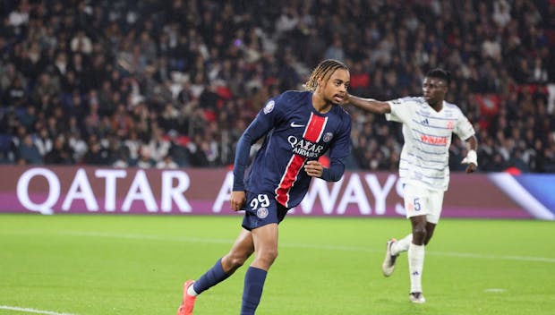 PARIS, FRANCE - OCTOBER 19: Bradley Barcola #29 of Paris Saint-Germain looks on during the Ligue 1 match between Paris Saint-Germain and RC Strasbourg Alsace at Parc des Princes on October 19, 2024 in Paris, France. (Photo by Catherine Steenkeste/Getty Images for Qatar Airways)